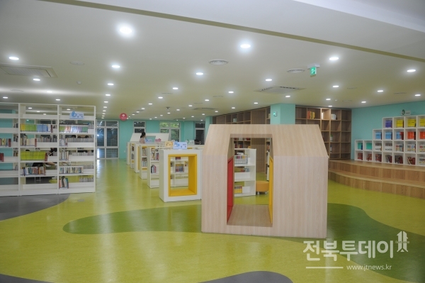 남원시어린이청소년도서관 1층 모습