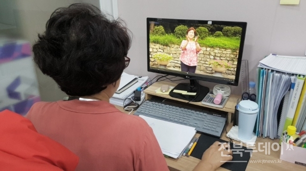 전북실버대학연합회가 어르신들의 건강한 노년과 코로나 극복을 기원하며 제작한 다양하고 유용한 영상콘텐츠를 감상하고 있는 지역내 어른신 모습