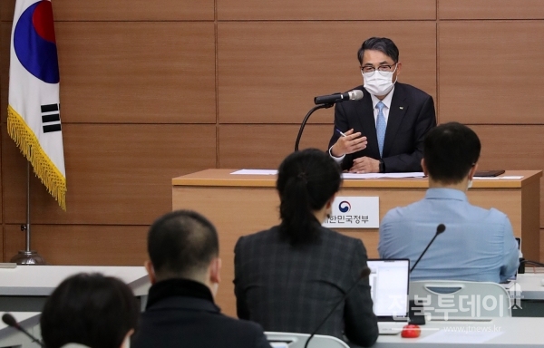 김정렬 LX한국국토정보공사 사장이 6일 오전 세종시 국토교통부 브리핑실에서 열린 기자간담회에서 취재진의 질문에 답하고 있다.