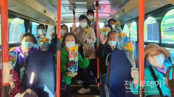 꽃다발을 들고 있는 어울림버스 이용객들