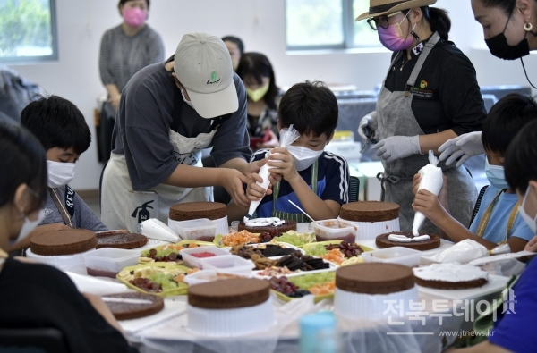 4일 전북 장수군 산서종합복지센터에서 드림스타트 아동들이 음식을 만들며 정서적 안정에 도움을 주는 감성힐링 푸드테라피 프로그램을 체험하고 있다.(장수군 제공)