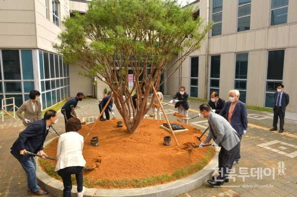 순창군립도서관 다목적홀 준공식 기념식수