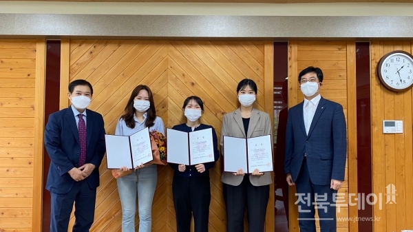 대상 수상자들(왼쪽 2번째부터 박가영, 송수연, 이태경 학생)