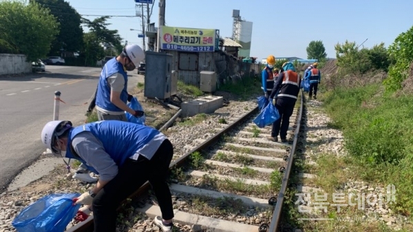 한국철도 전북본부가 북전주선 선로변 환경정화 활동과 안전사고 예방 활동을 추진했다.