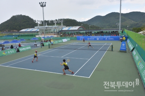 ‘제57회 전국 주니어테니스선수권대회(1차)’가 이달 20일 부터 25일까지 6일간 순창군 공설운동장 테니스코트에서 열린다.