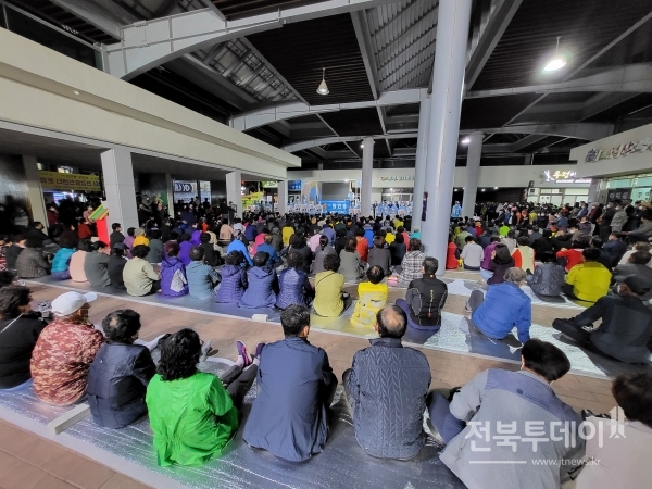 첫 출정식에 참석한 지역 유권자들 모습(사진=고달영 기자)