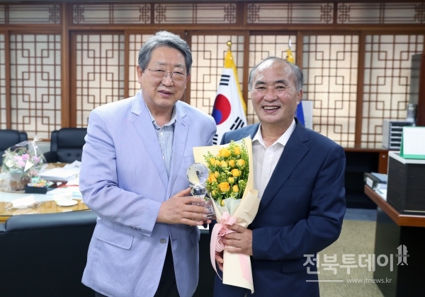 16년간 시의원으로 활동한 박병술 의원이 전주시의원 일동에게 감사패를 받았다.