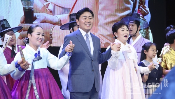 1일 도청 공연장에서 열린 제36대 전라북도지사 취임식에서 김관영 도지사가 축하공연에서 공연참가들과 함께 다함께 노래를 부르고 있다.