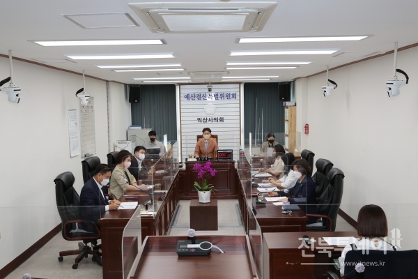 익산시의회(의장 최종오)가 제9대 의회 1기 예산결산특별위원회를 구성하고, 15일 오전 위원장 및 부위원장을 선출했다.
