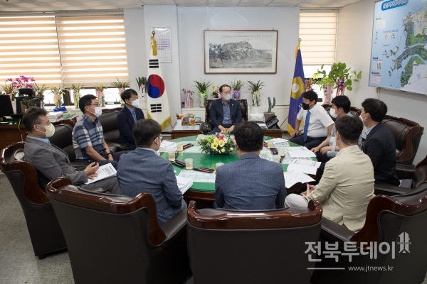 군산시의회(의장 김영일)가 8일 의장실에서 2022년도 제2회 추가경정예산 편성과 관련해 간담회를 가졌다.