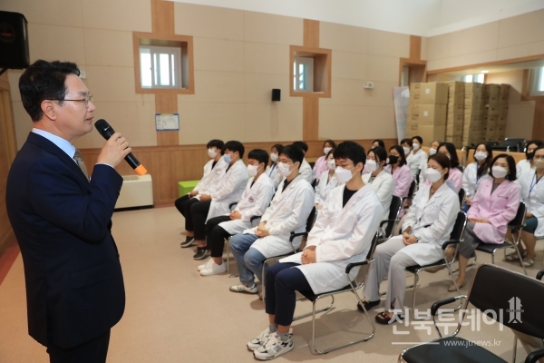 공중보건의사가 의료취약지역을 직접 찾아가 보건의료서비스를 제공하는 ‘고창군 마을주치의사제’가 13일부터 본격 운영된다.