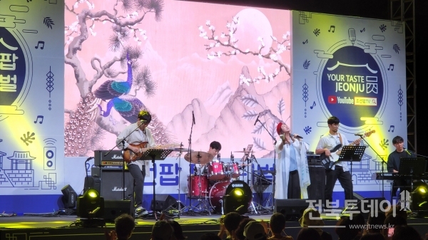 전주시는 오는 10월 7일과 8일, 14일과 15일 등 총 4차례에 걸쳐 전주한옥마을 경기전 광장에서 전통 가락에 대중음악을 접목한 조선팝을 다채롭게 즐길 수 있는 ‘2022 전주 조선팝 페스티벌(가을주간)’을 개최한다.