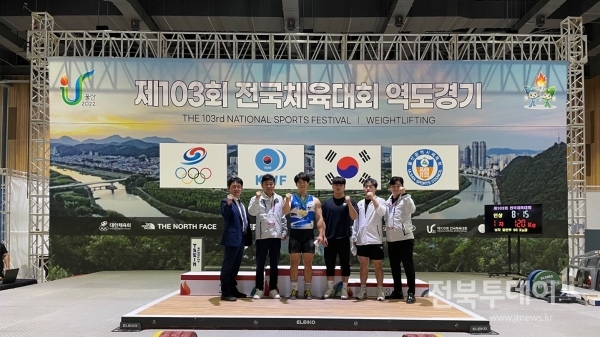 진안군청 역도선수단 유동주 선수가 울산에서 열린 제103회 전국체육대회에서 인상(161kg) 1위, 용상(205kg) 1위, 합계(366kg) 1위로 89kg급 3관왕을 차지했다.