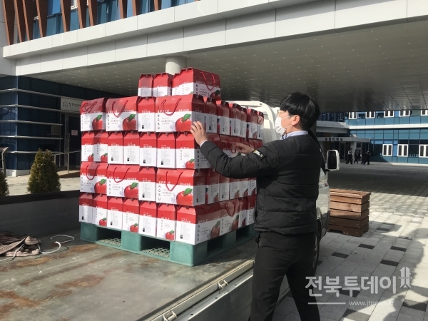 퍼스트애플(대표 송대호)이 지난 25일 사과즙 100 박스(약 300만 원 상당)을 장수군 읍‧면 소외계층 지원을 위해 기탁했다.