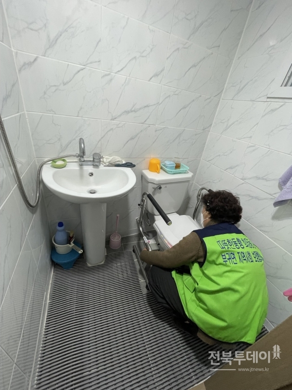 진안군 부귀면 지역사회보장협의체가 관내 어르신 세대 50가구에 화장실 안전손잡이와 미끄럼방지매트 설치를 완료했다.