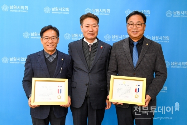 왼쪽부터 김정현의원, 전평기의장, 윤지홍의원.