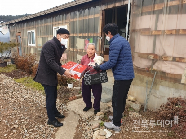 진안군 고향사랑 1호 기부자인 ㈜미래하이텍 최형진 대표가 기부 후 받은 답례품도 기부했다.