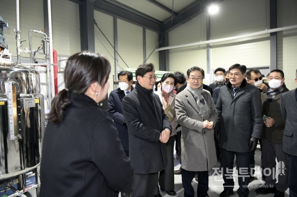 장수군이 27일 거점 친환경 미생물 지원센터 개소식을 개최했다.