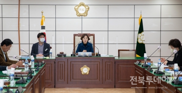 김제시의회(의장 김영자)는 1일 제265회 임시회를 앞두고 의회 소회의실에서 2월 정례 의원간담회를 열었다.