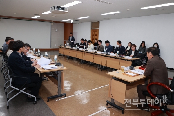 진안군이 30일 군청 상황실에서 인구감소대응위원회를 개최했다.