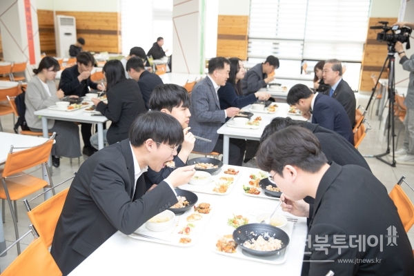 천원의 아침밥을 먹고 있는 학생들.