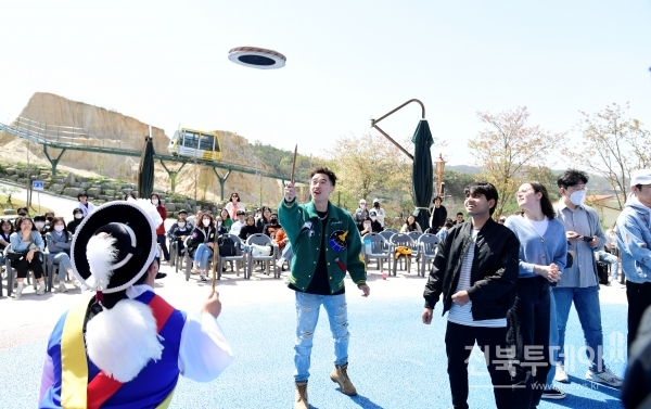 남원시는 12일 전북대학교 한국어학당 외국인 유학생에게 남원문화체험행사를 통해 남원의 문화를 알리는 행사를 개최했다.