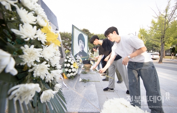 5.18 민주화운동의 최초 희생자인 이세종 열사의 넋을 기리기 위한 추모식이 17일 오후 5시 전북대 이세종 기념비 앞에서 열렸다.