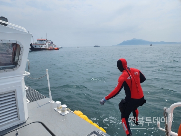 부안해양경찰서가 민관군 합동 인명구조 훈련에서 해상의 요구조자를 구조하고 있다.