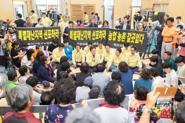 18일 전북 익산지역 수해 피해 현장을 찾은 이재명 더불어민주당 대표