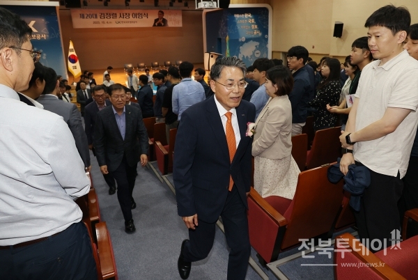 LX공사 김정렬 사장이 4일 전주 본사에서 열린 이임식에서 직원들과 작별인사를 나누고 있다.