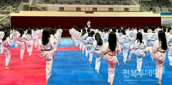 사진 2 서울 공항고등학교 1학년 학생들이 힐링태권체조 콘텐츠에 참가하고 있다.