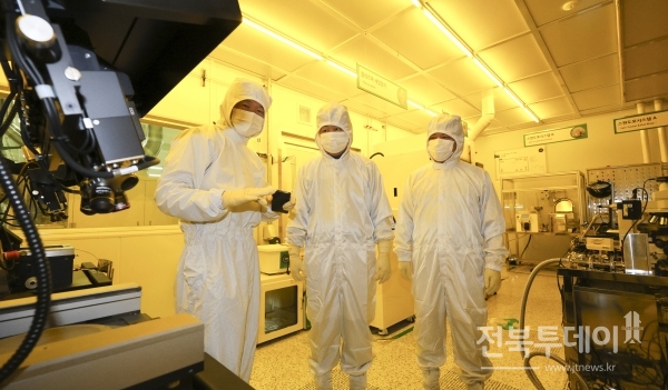 김관영 도지사가 한국원자력연구원 첨단방사선연구소를 방문, 시설을 둘러보고 있다.(자료사진)